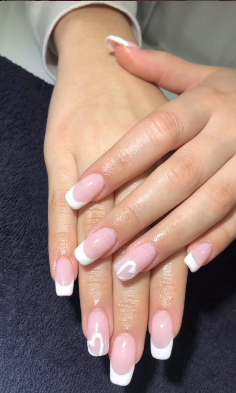 Τετράγωνο γαλλικό manicure με λεπτομέρεια καρδιάς