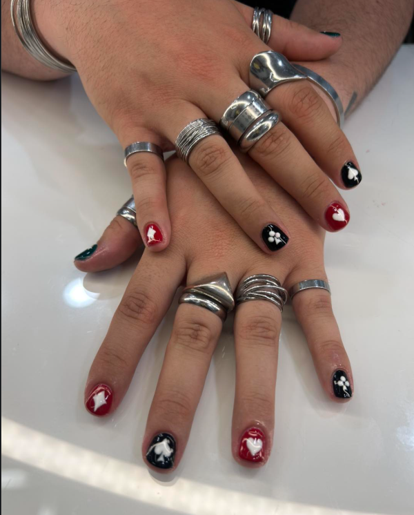 Nail art με μαύρο & κόκκινο θέμα τράπουλας